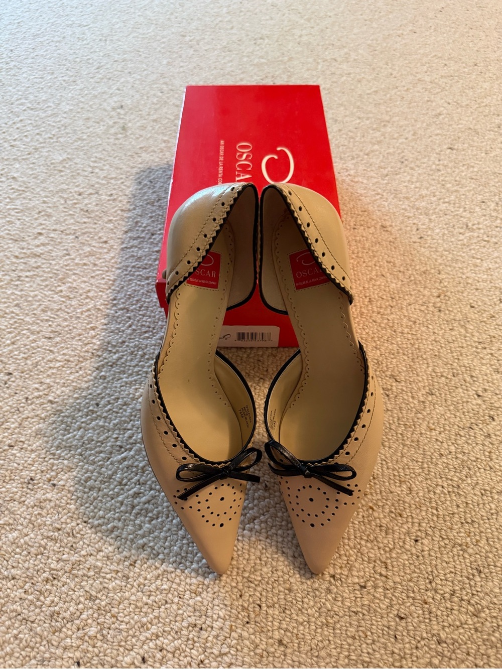 NIB Oscar de la Renta Beige Pointed-Toe D'Orsay Flats with Black Trim, Size 7.5